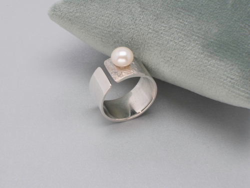 Artystyczny pierścionek z perła